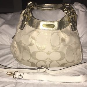 Coach purse in great condition. Barely used!